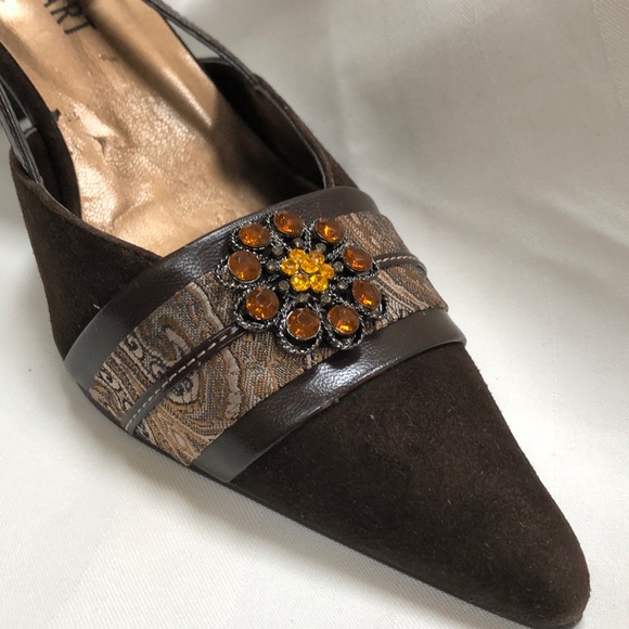 TRENDING VINTAGE SUEDE BUCKLE BACK EMBELLISHED SLING BACK PUMP NWOT - Picture 2 of 11
